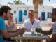 Auswandern nach Djerba, interkulturelle Gemeinschaft am Strand in Tunesien, mediterranes Lebensgefühl, lebendige Gespräche bei Kaffee und Wasser, entspannter Tag in einem Ferienort auf Djerba, ideal für Auswanderer und Urlauber.