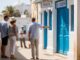 Vermietungsschild an einer blauen Tür in Djerba, Tunesien, mit Fokus auf Auswandern nach Djerba, Immobilienkauf und Relocation.